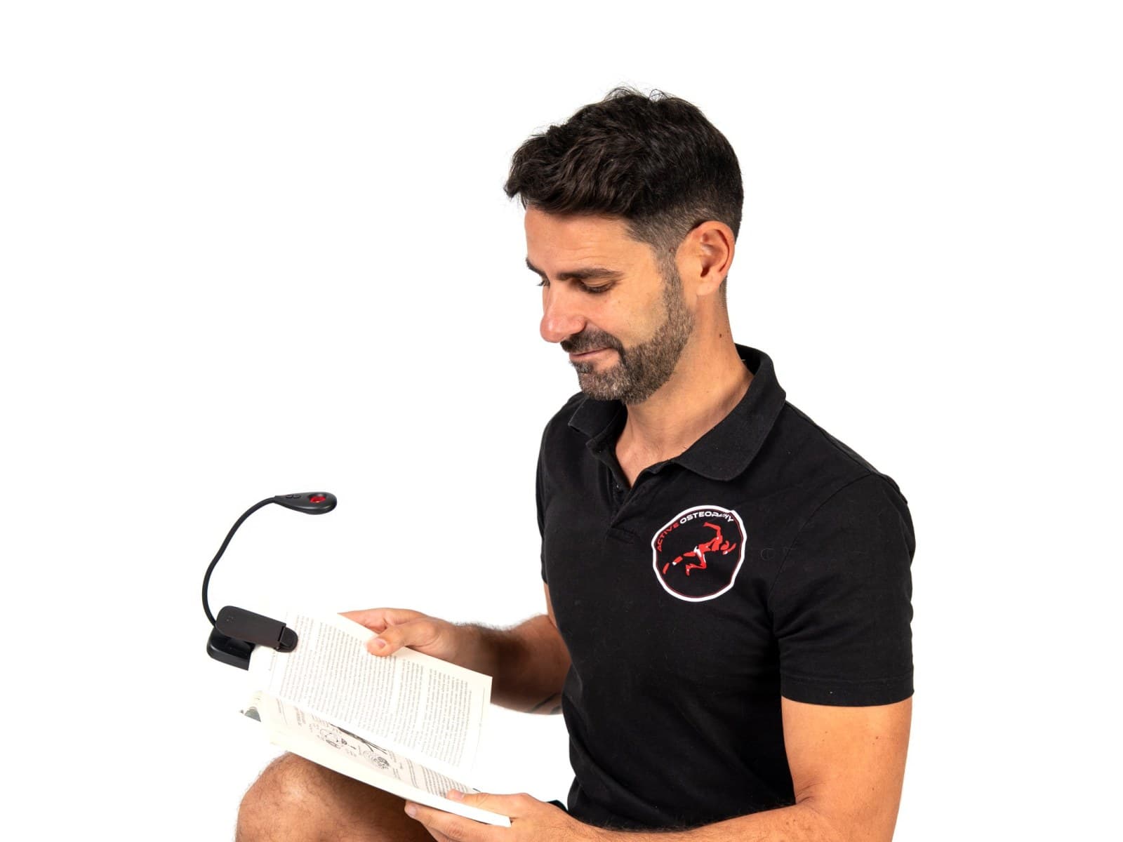 Roberto čte s lampičkou připnutou ke knize