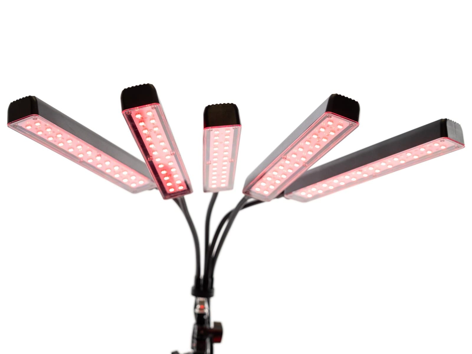 Pětihlavý LED panel s rozsvícenými hlavami na bílém pozadí